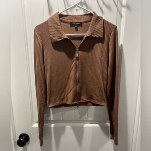 Brown zipper shirt. Zippers work. Bottom zipper will sometimes get messed up.